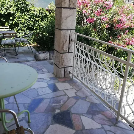Apartment Flori *